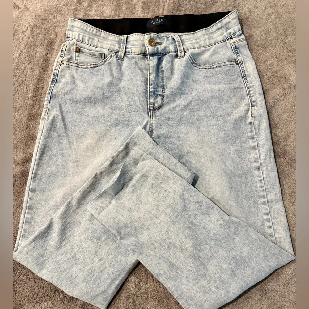 Curve Appeal Women's Light Wash Straight Jeans. Gently loved